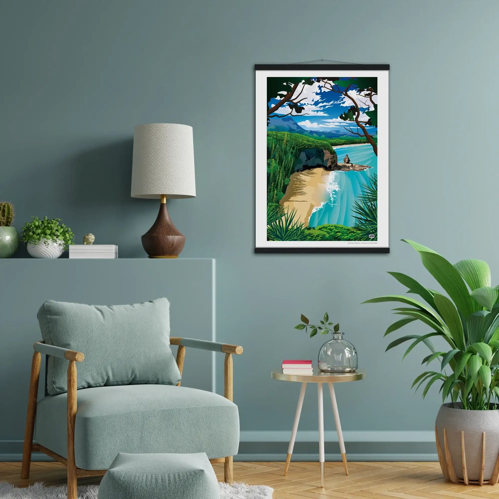 Affiche Nouvelle-Calédonie « Baie des Tortues », format 50×70 cm suspendue avec baguettes noires, dans un coin lecture coloré et moderne à la décoration végétale