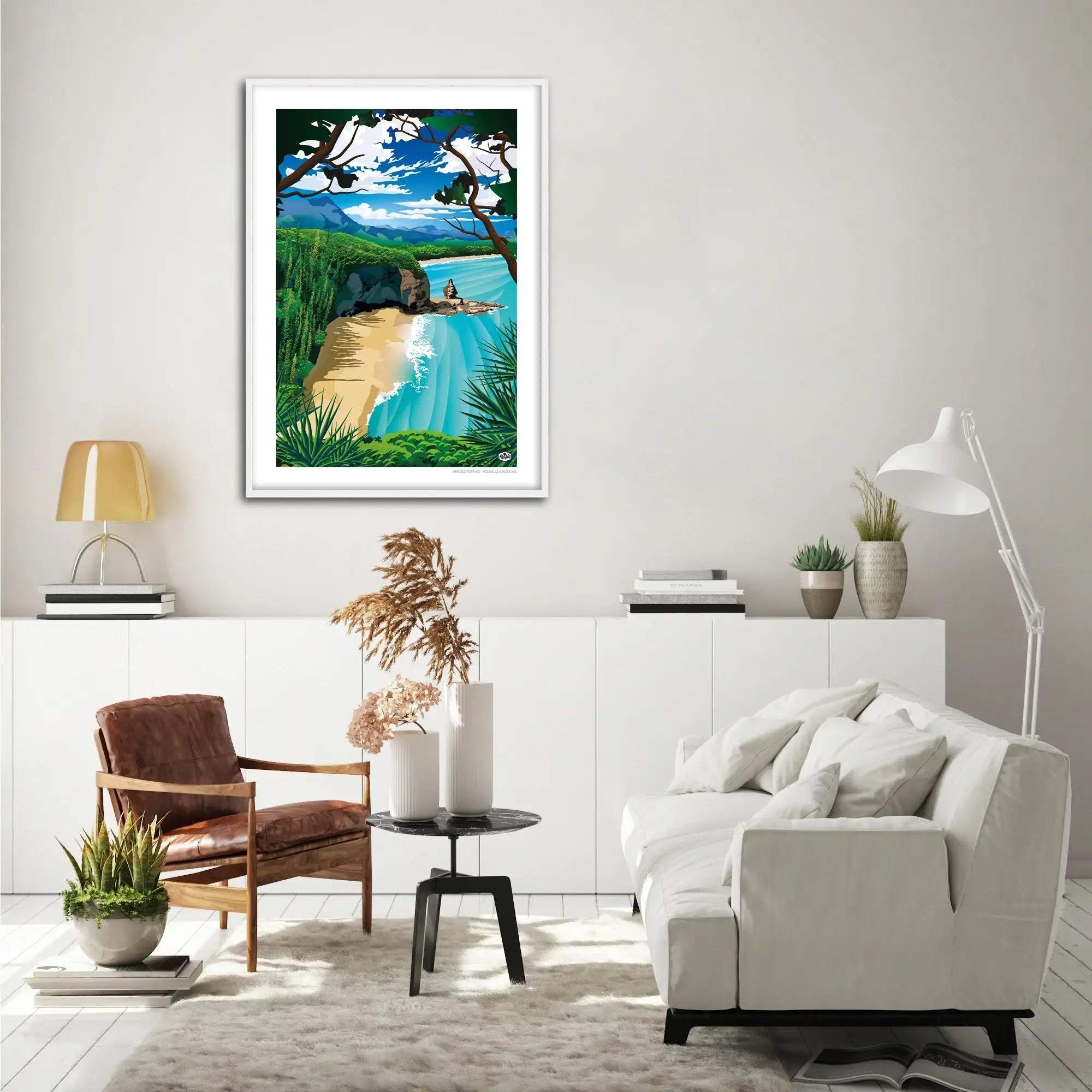 Affiche Nouvelle-Calédonie « Baie des Tortues », format 50×70 cm avec cadre blanc, accrochée dans un salon lumineux à la décoration scandinave et épurée
