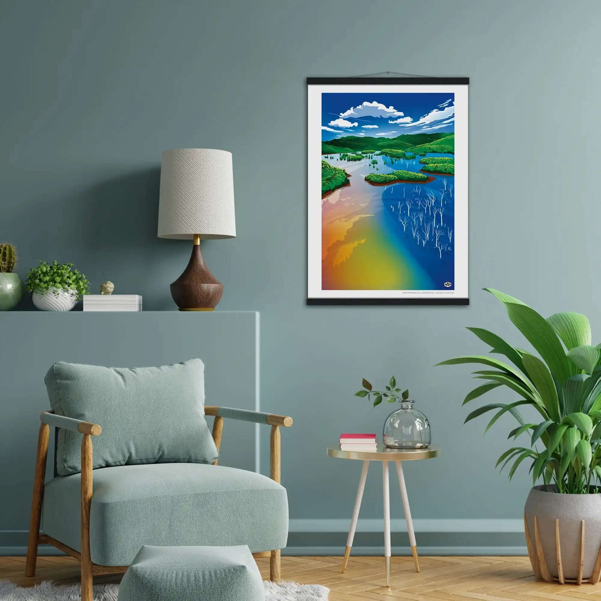 Affiche Nouvelle-Calédonie « La forêt noyée », format 50×70 cm suspendue avec baguettes noires, dans un coin lecture coloré et moderne à la décoration végétale