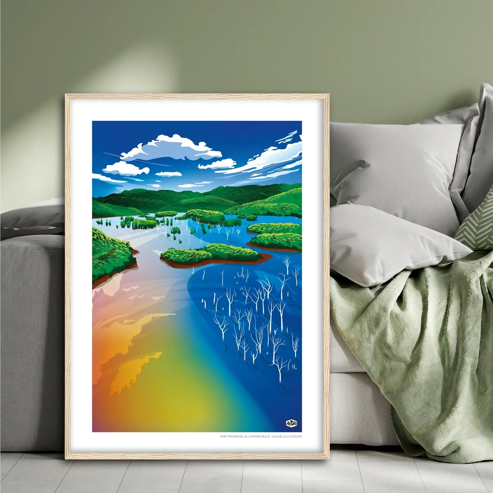 Affiche Nouvelle-Calédonie « La forêt noyée », format 50×70 cm avec cadre en bois, posée contre un lit dans une chambre à la décoration douce et naturelle