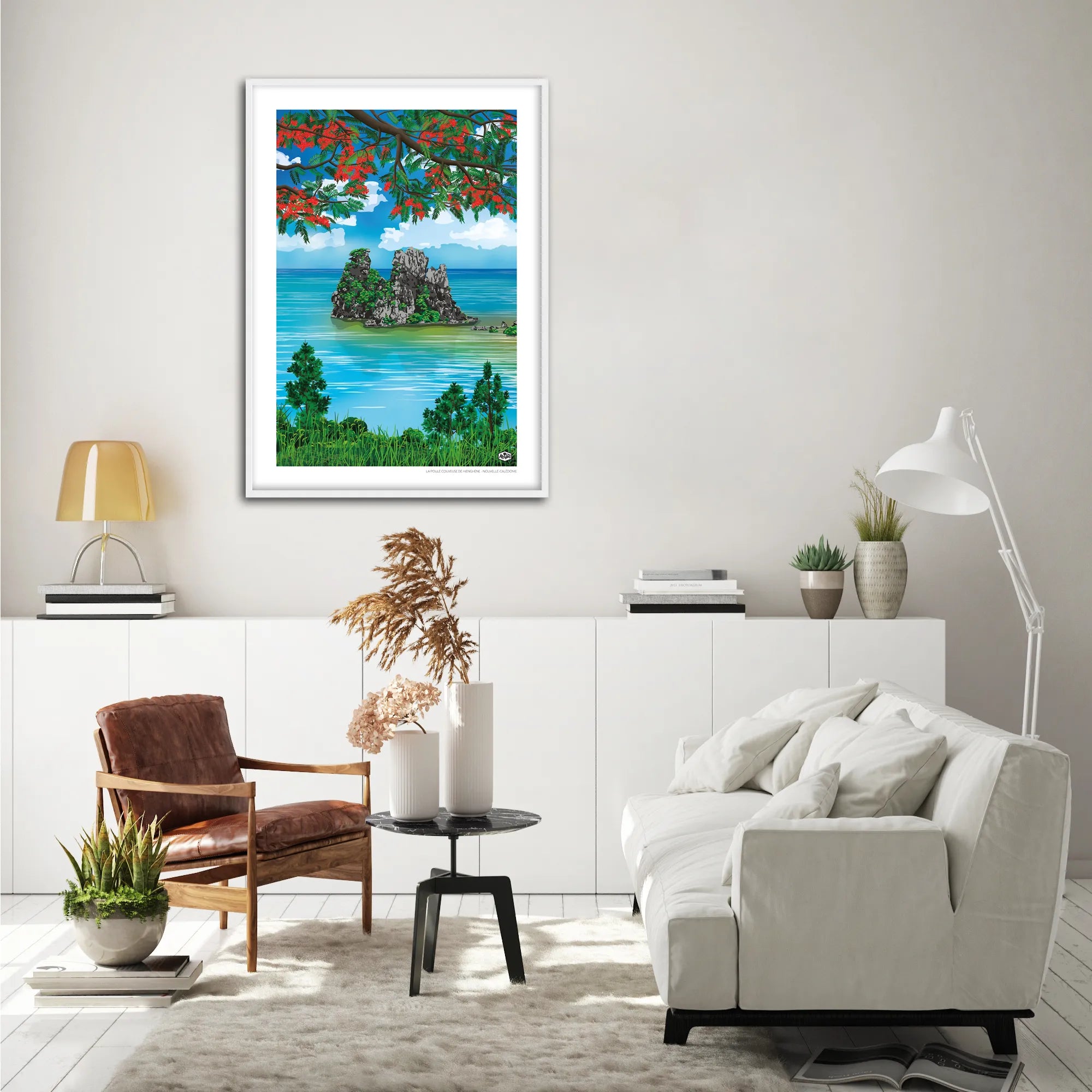 Affiche Nouvelle-Calédonie « La poule couveuse de Hienghène », format 50×70 cm avec cadre blanc, accrochée dans un salon lumineux à la décoration scandinave et épurée