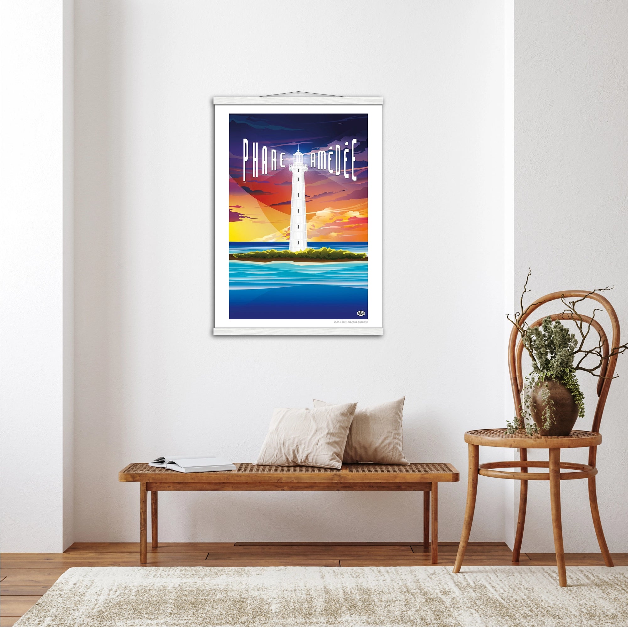 Affiche Nouvelle-Calédonie « Le phare Amédée », format 50×70 cm suspendue avec baguettes blanches, dans un intérieur lumineux à la décoration naturelle et minimaliste