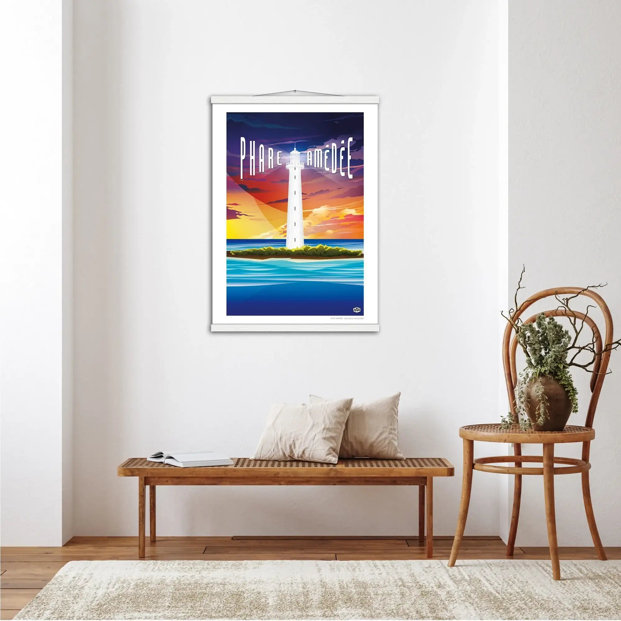 Affiche Nouvelle-Calédonie « Le phare Amédée », format 50×70 cm suspendue avec baguettes blanches, dans un intérieur lumineux à la décoration naturelle et minimaliste