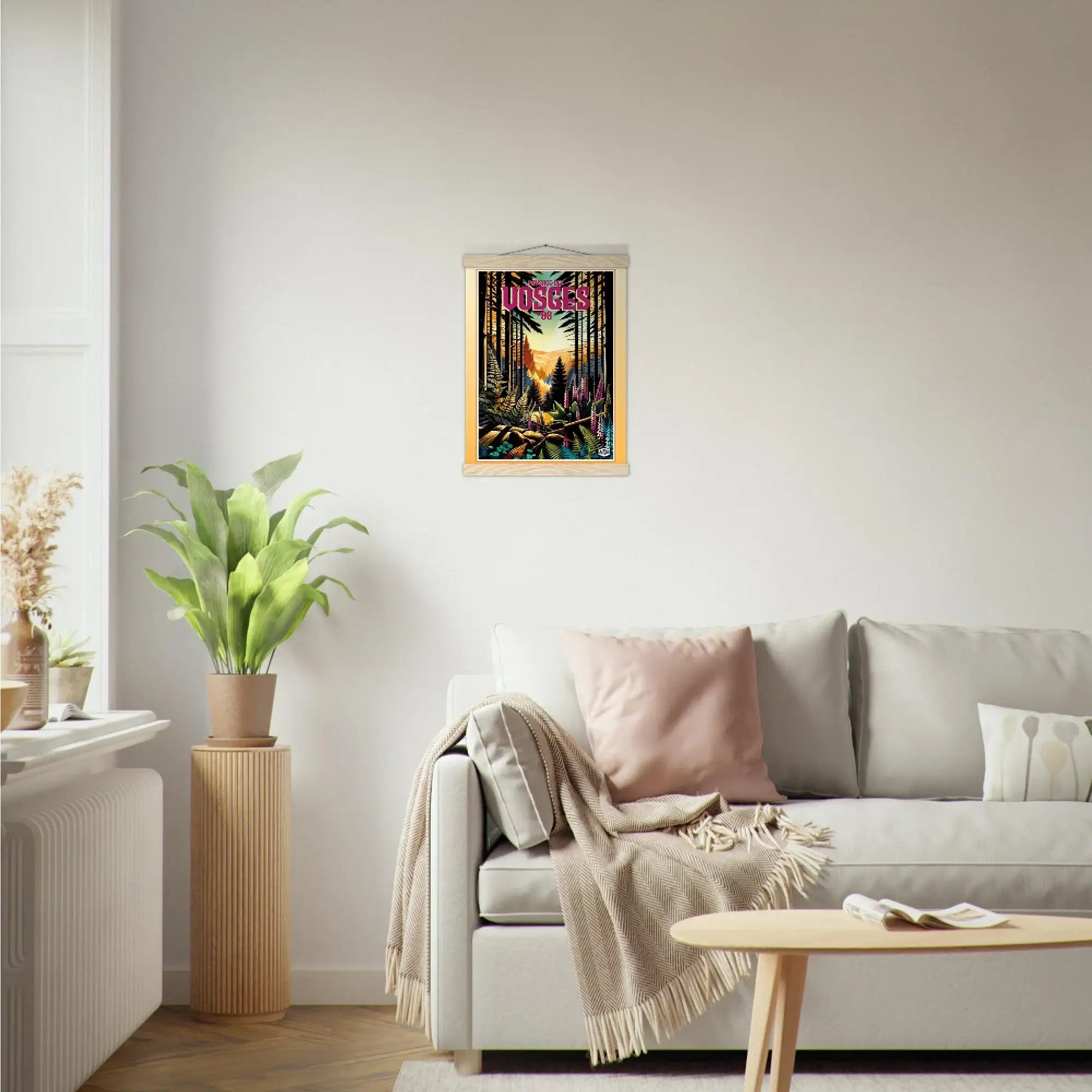 Affiche forêt des Vosges « Forêt en lumière », format 30×40 cm suspendue avec baguettes en bois, dans un salon lumineux à la décoration douce et naturelle