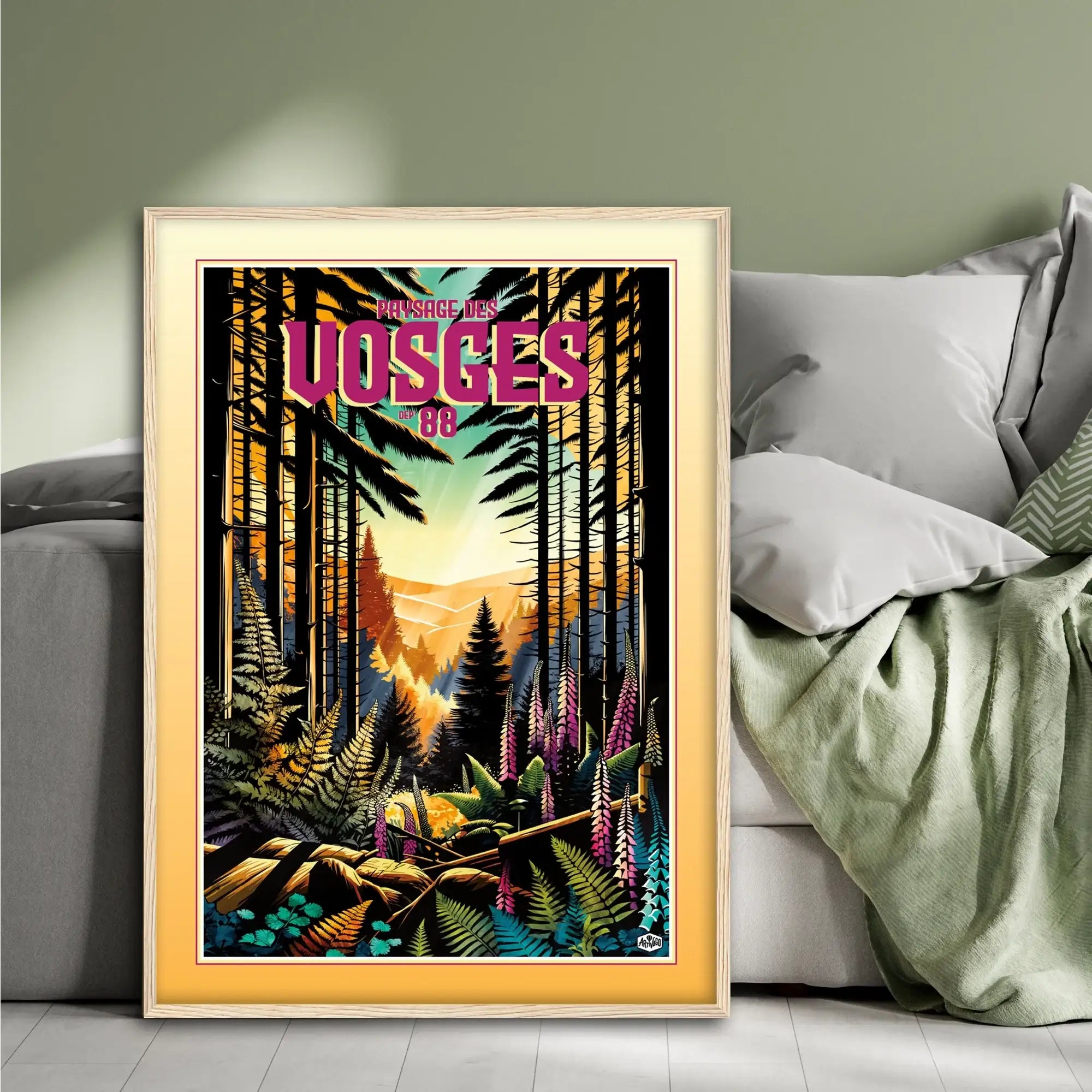 Affiche forêt des Vosges « Forêt en lumière », format 50×70 cm avec cadre en bois, posée contre un lit dans une chambre à la décoration douce et naturelle