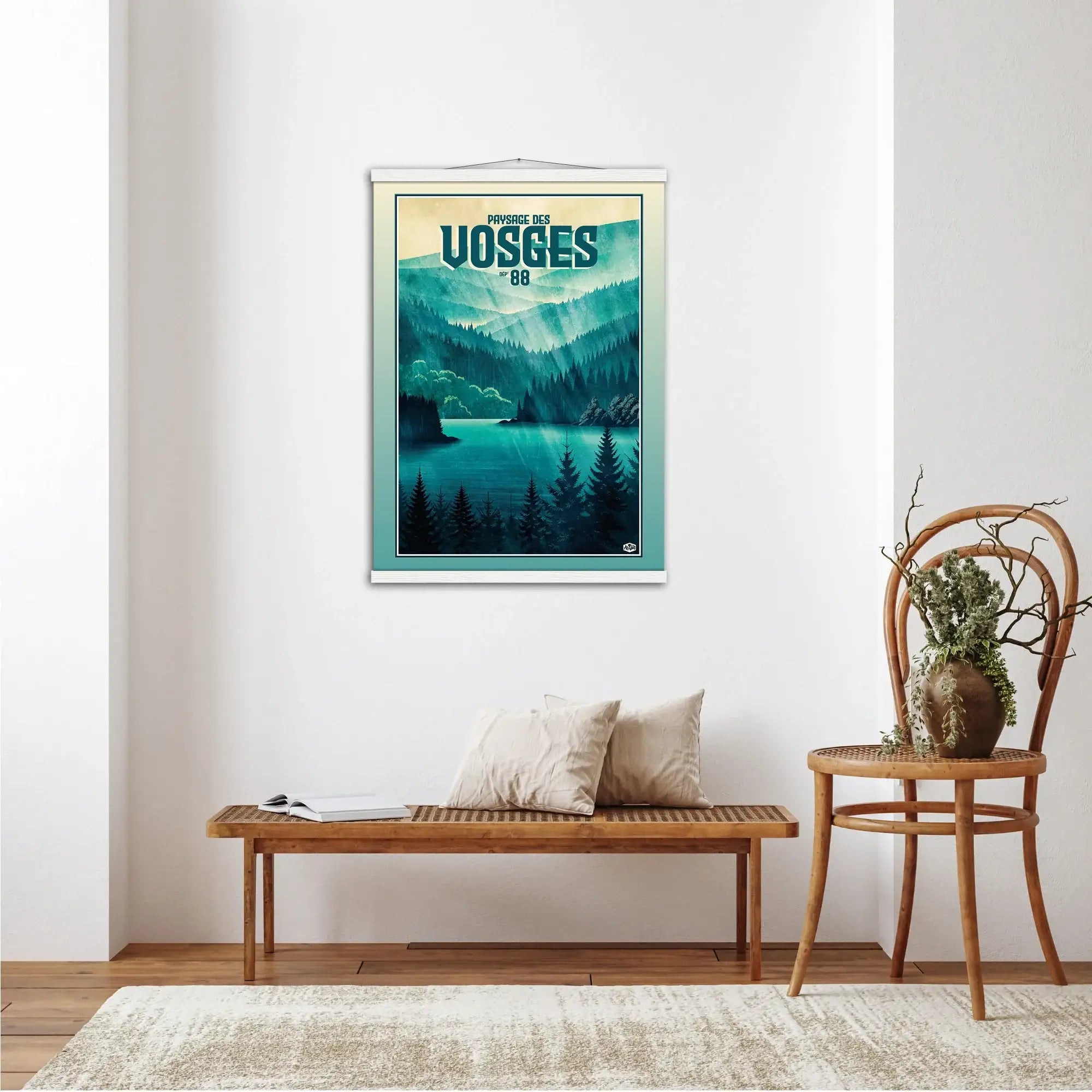 Affiche forêt des Vosges « Lacs et montagnes », format 50×70 cm suspendue avec baguettes blanches, dans un intérieur lumineux à la décoration naturelle et minimaliste
