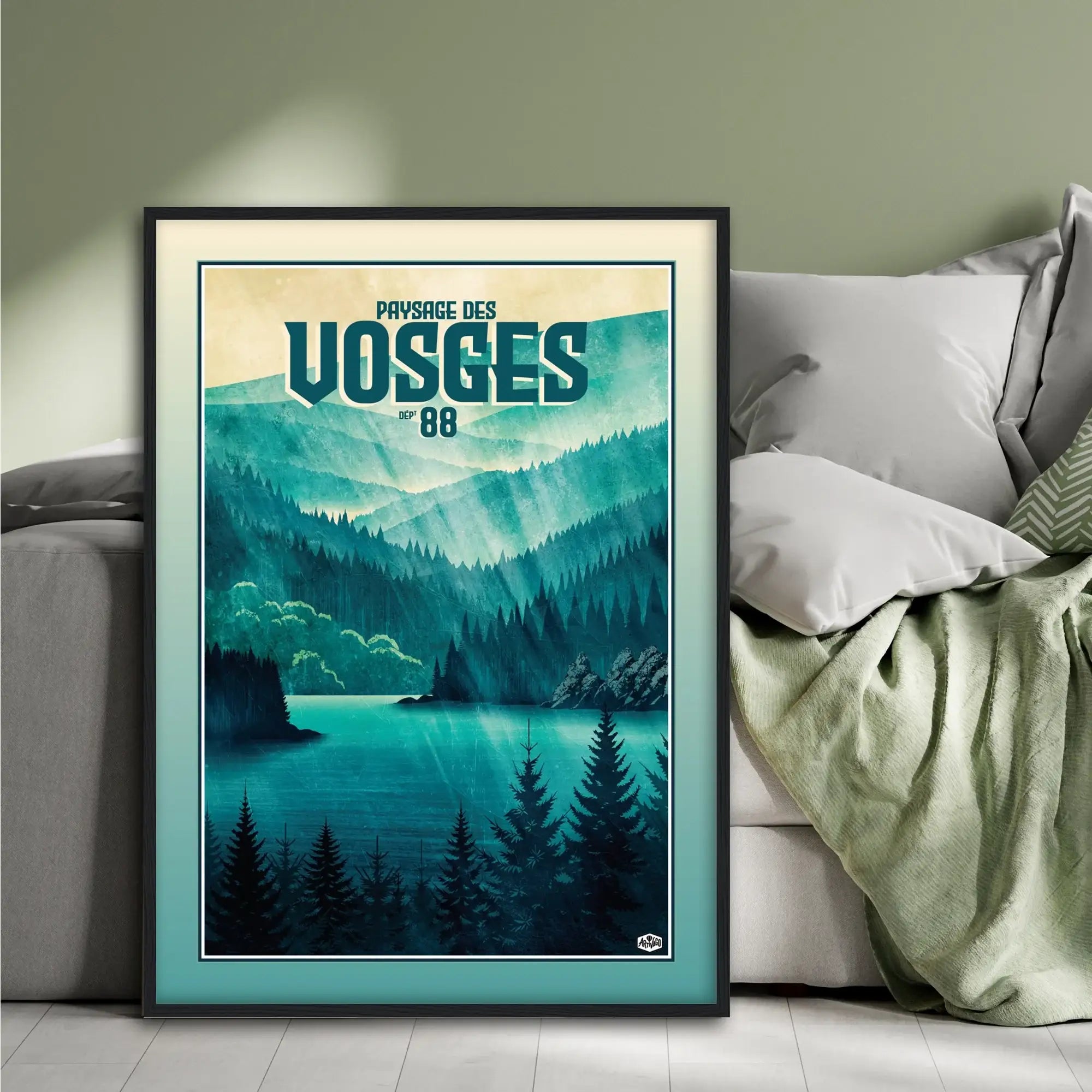 Affiche forêt des Vosges « Lacs et montagnes », format 50×70 cm avec cadre noir, posée contre un lit dans une chambre à la décoration douce et naturelle