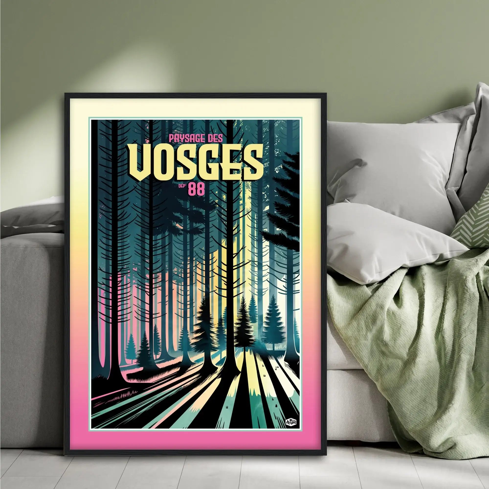 Affiche forêt des Vosges « Lumières du crépuscule », format 50×70 cm avec cadre noir, posée contre un lit dans une chambre à la décoration douce et naturelle