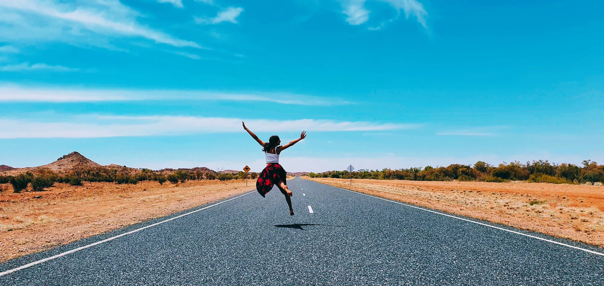 Silhouette sur une route de voyage, symbole de liberté et d’évasion