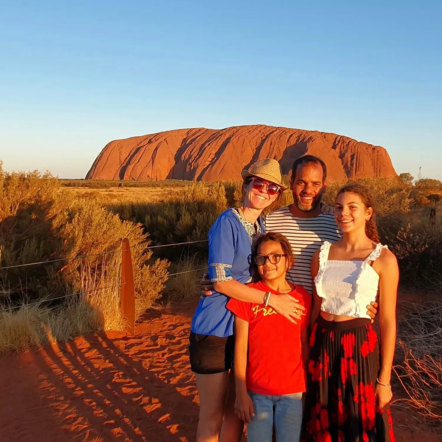 Stéphane et Caroline, fondateurs d’Artivago, en voyage en famille devant Uluru en Australie