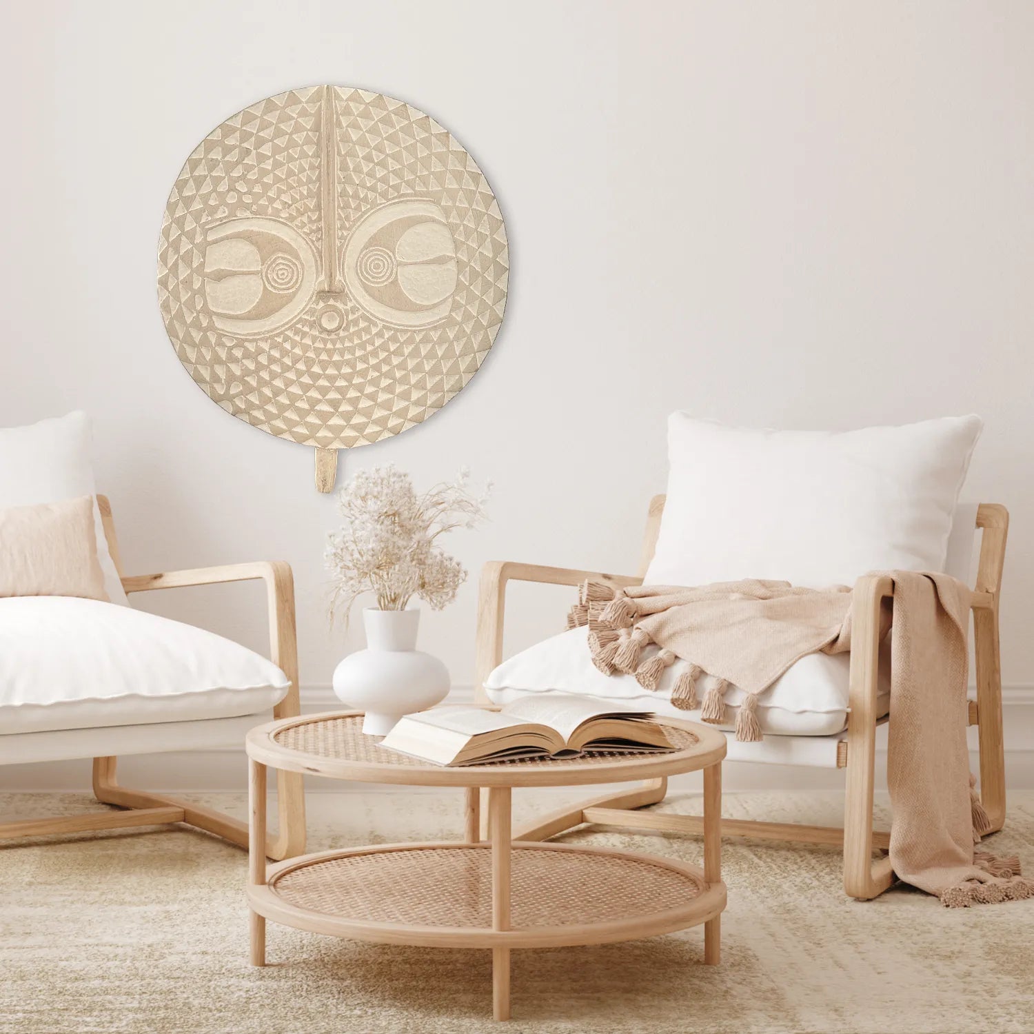 Bouclier mural visage hypnotique dans un salon aux tons naturels – décoration murale artisanale