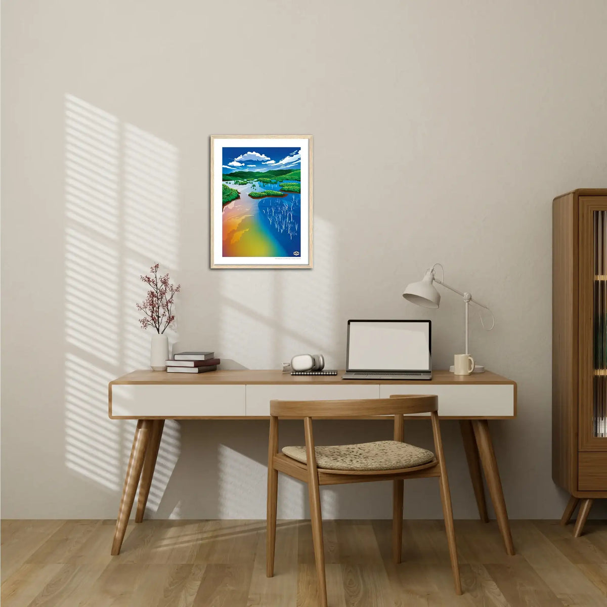 Affiche Nouvelle-Calédonie « La forêt noyée », format 30×40 cm avec cadre en bois, accrochée au-dessus d’un bureau à la décoration minimaliste et naturelle