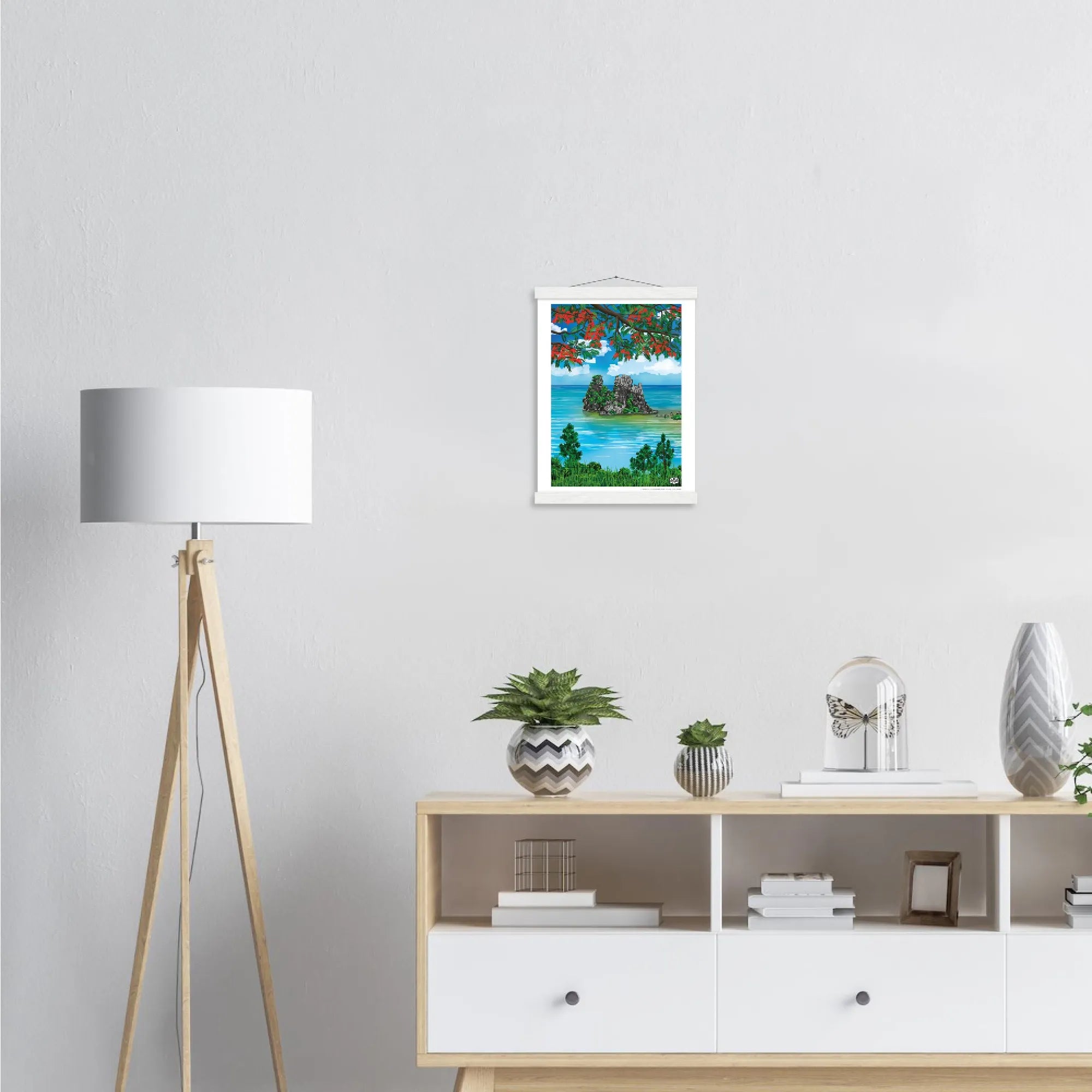 Affiche Nouvelle-Calédonie « La poule couveuse de Hienghène », format 30×40 cm suspendue avec baguettes blanches, dans un intérieur scandinave lumineux à la décoration minimaliste et végétale