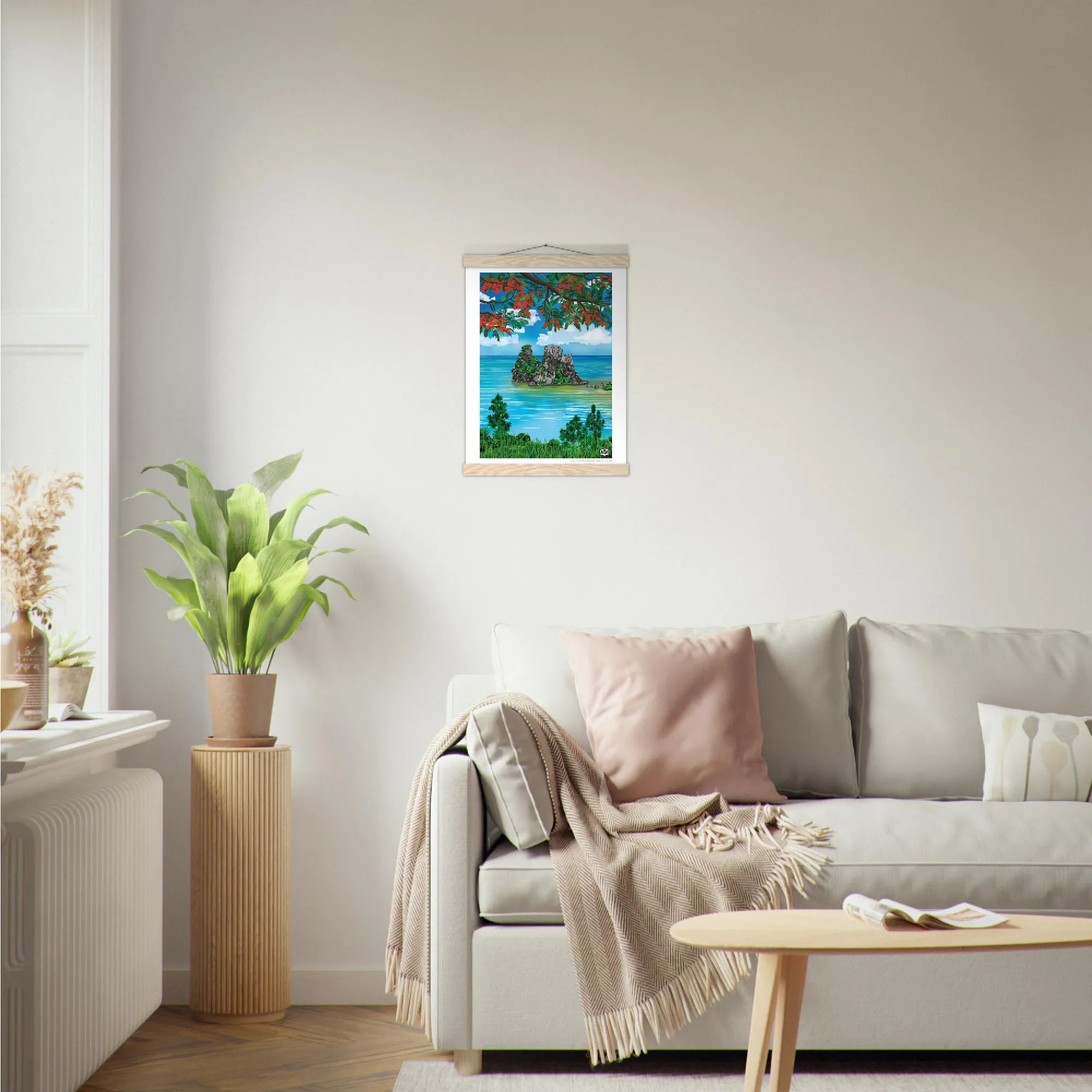 Affiche Nouvelle-Calédonie « La poule couveuse de Hienghène », format 30×40 cm suspendue avec baguettes en bois, dans un salon lumineux à la décoration douce et naturelle