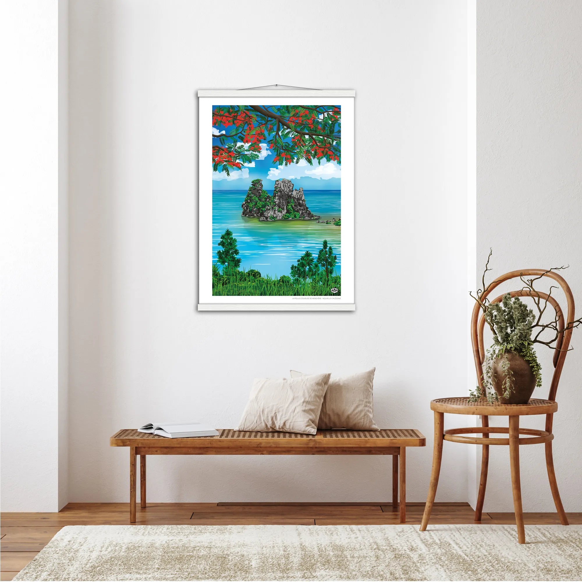 Affiche Nouvelle-Calédonie « La poule couveuse de Hienghène », format 50×70 cm suspendue avec baguettes blanches, dans un intérieur lumineux à la décoration naturelle et minimaliste