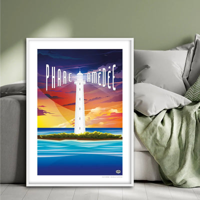 Affiche Nouvelle-Calédonie « Le phare Amédée », format 50×70 cm avec cadre blanc, posée contre un lit dans une chambre à la décoration douce et naturelle