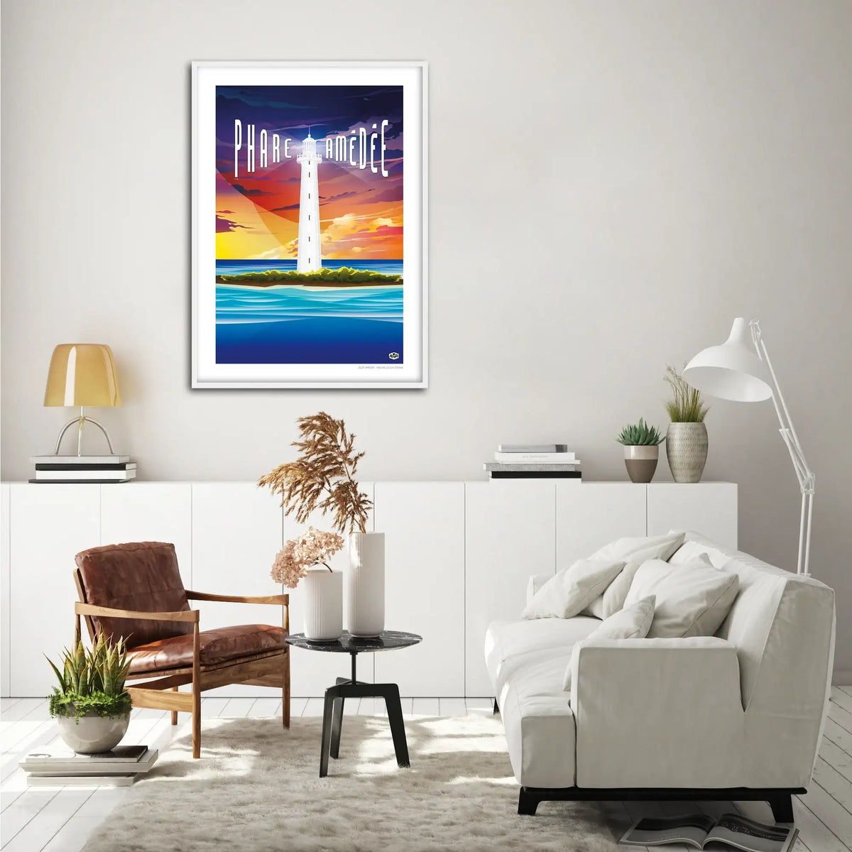Affiche Nouvelle-Calédonie « Le phare Amédée », format 50×70 cm avec cadre blanc, accrochée dans un salon lumineux à la décoration scandinave et épurée