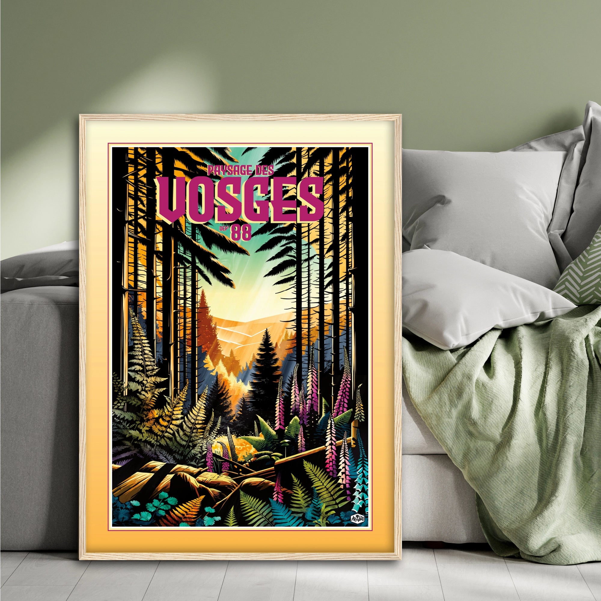 Affiche forêt des Vosges « Forêt en lumière », format 50×70 cm avec cadre en bois, posée contre un lit dans une chambre à la décoration douce et naturelle