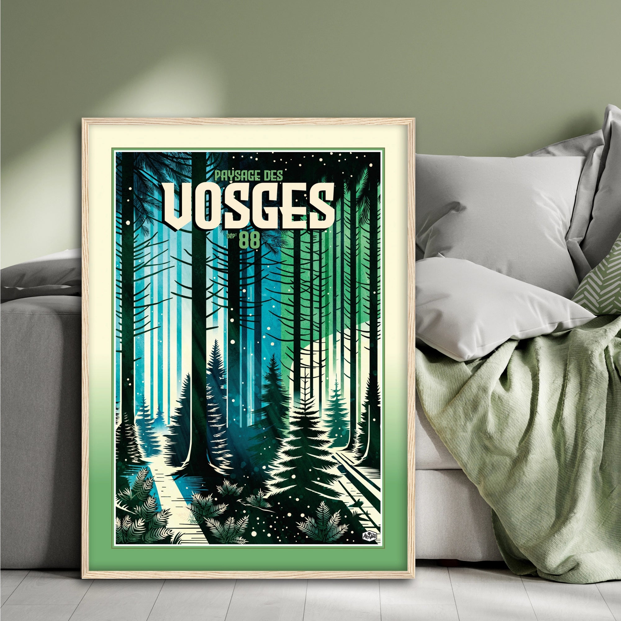 Affiche forêt des Vosges « Forêt enneigée », format 50×70 cm avec cadre en bois, posée contre un lit dans une chambre à la décoration douce et naturelle