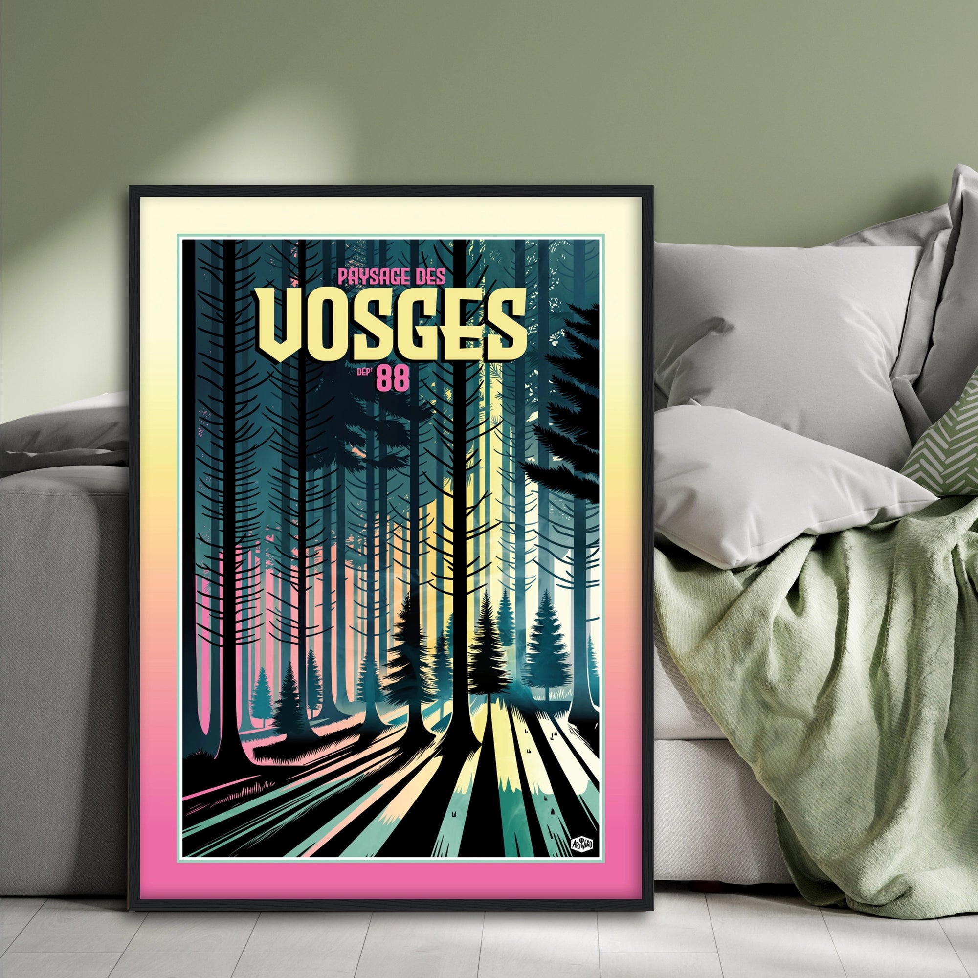 Affiche forêt des Vosges « Lumières du crépuscule », format 50×70 cm avec cadre noir, posée contre un lit dans une chambre à la décoration douce et naturelle