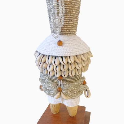 Détail des ornements d’une statue décorative homme d’inspiration Namji, avec perles, cauris et cordage blanc