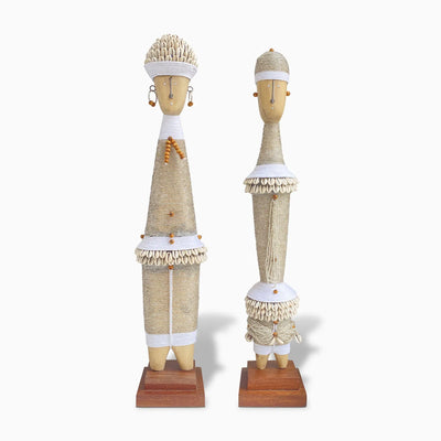 Couple de statues décoratives blanches d’inspiration Namji, en bois, perles, cordage et cauris – vue de face