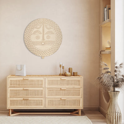 Bouclier mural en bois sculpté intégré dans une décoration intérieure naturelle