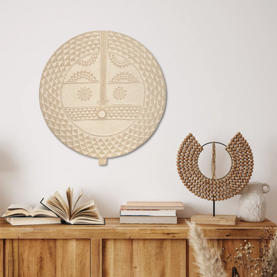 Bouclier mural en bois sculpté au-dessus d’une console en bois dans un intérieur chaleureux