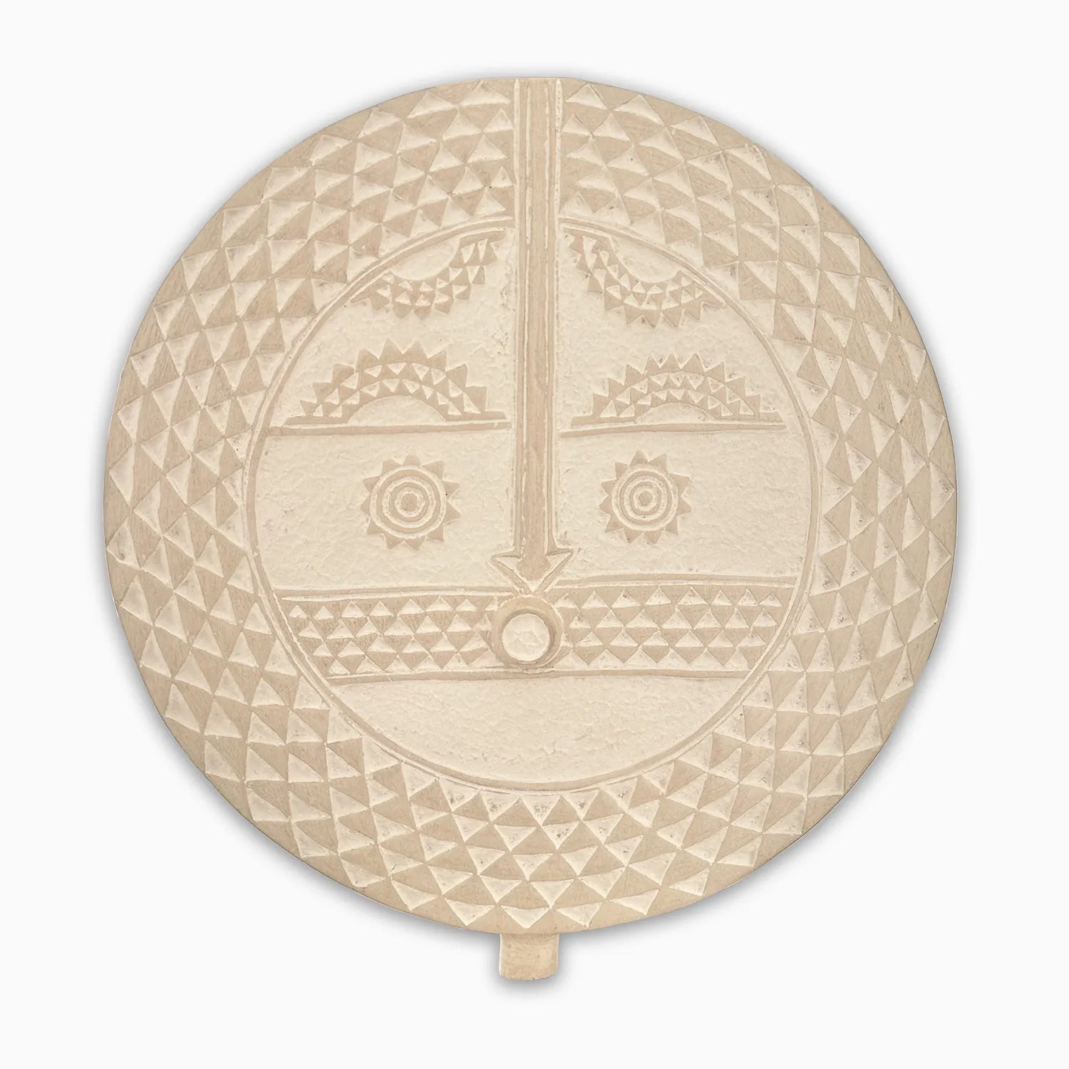 Bouclier mural en bois sculpté avec visage stylisé et motifs géométriques – diamètre 53 cm