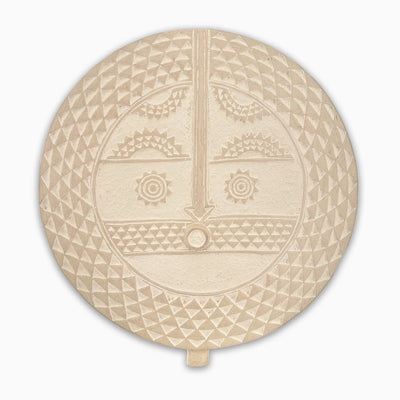 Bouclier mural en bois sculpté avec visage stylisé et motifs géométriques – diamètre 53 cm