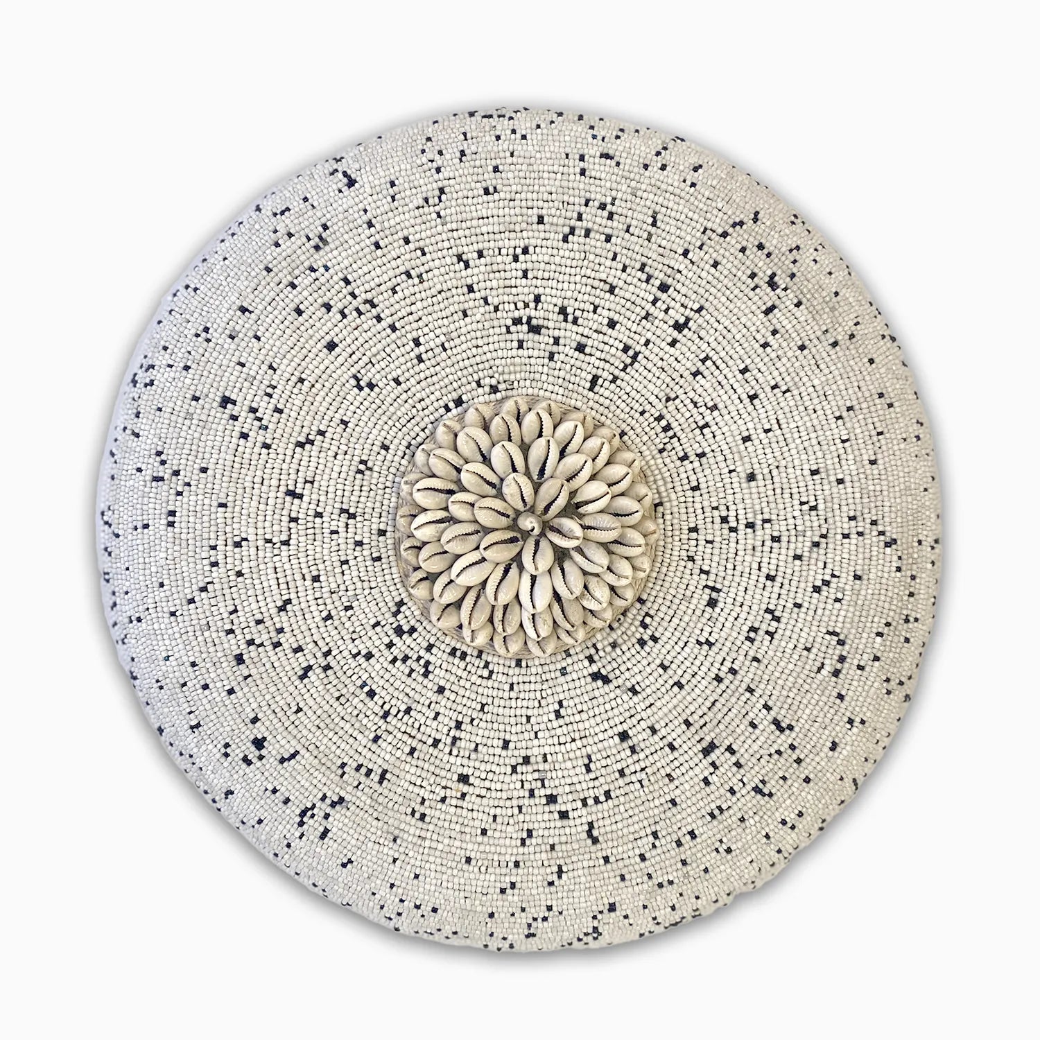 Bouclier mural rond en bois recouvert de perles avec centre en coquillages cauris 35 cm
