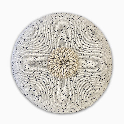 Bouclier mural rond en bois recouvert de perles avec centre en coquillages cauris 35 cm
