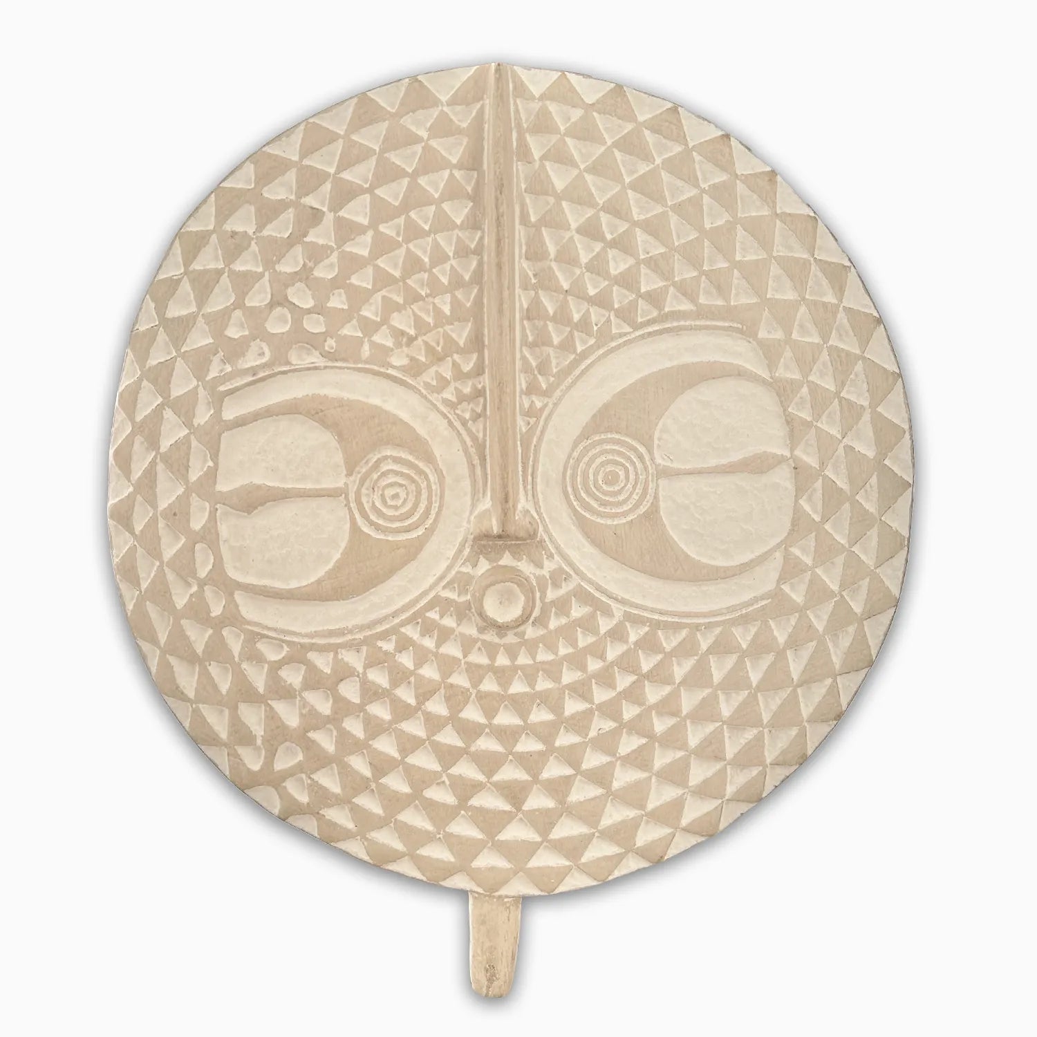 Bouclier mural sculpté visage hypnotique en bois patiné crème – décoration murale artisanale Cameroun