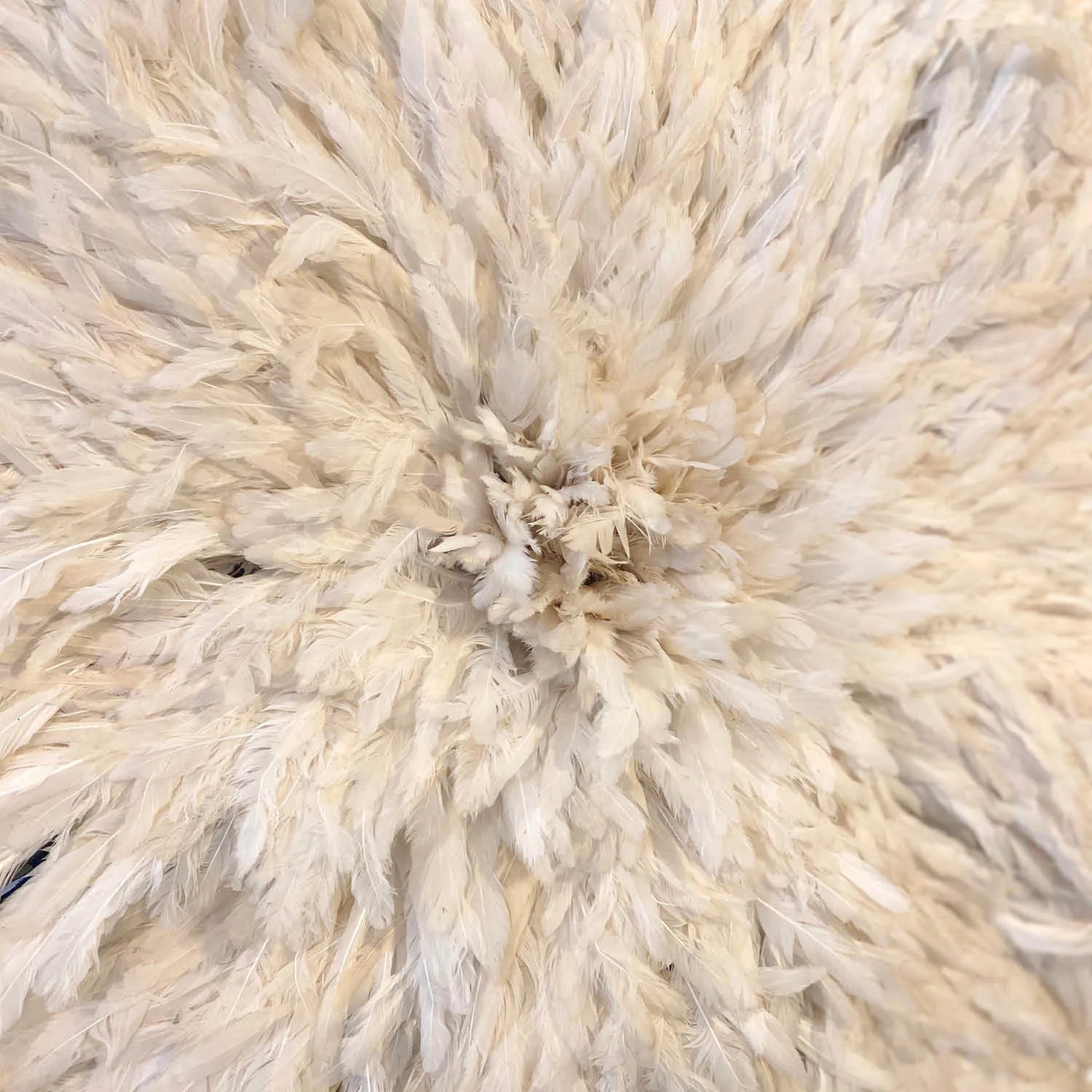 Juju hat naturel – décoration murale en plumes
