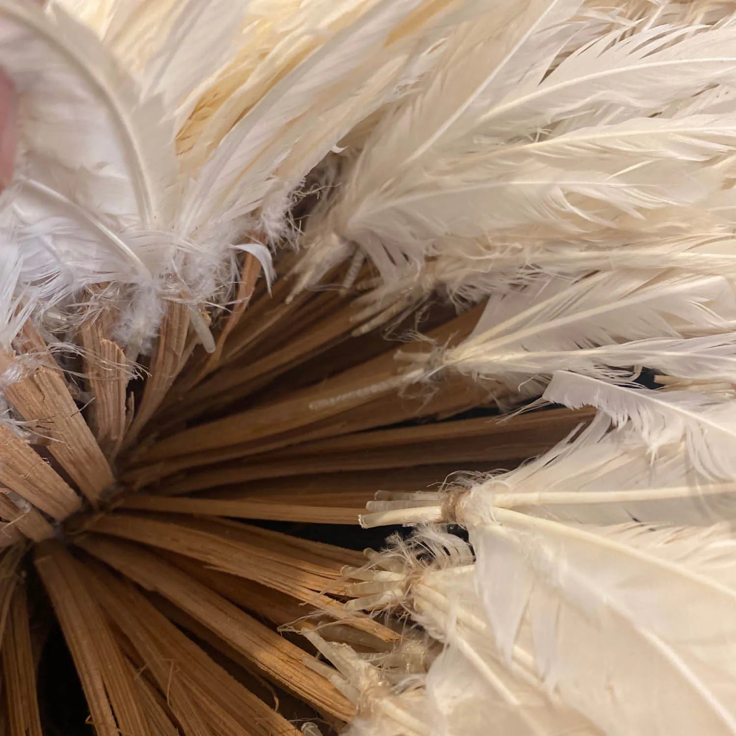 Juju hat naturel – décoration murale en plumes