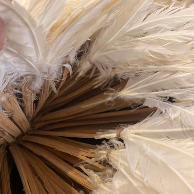 Juju hat naturel – décoration murale en plumes