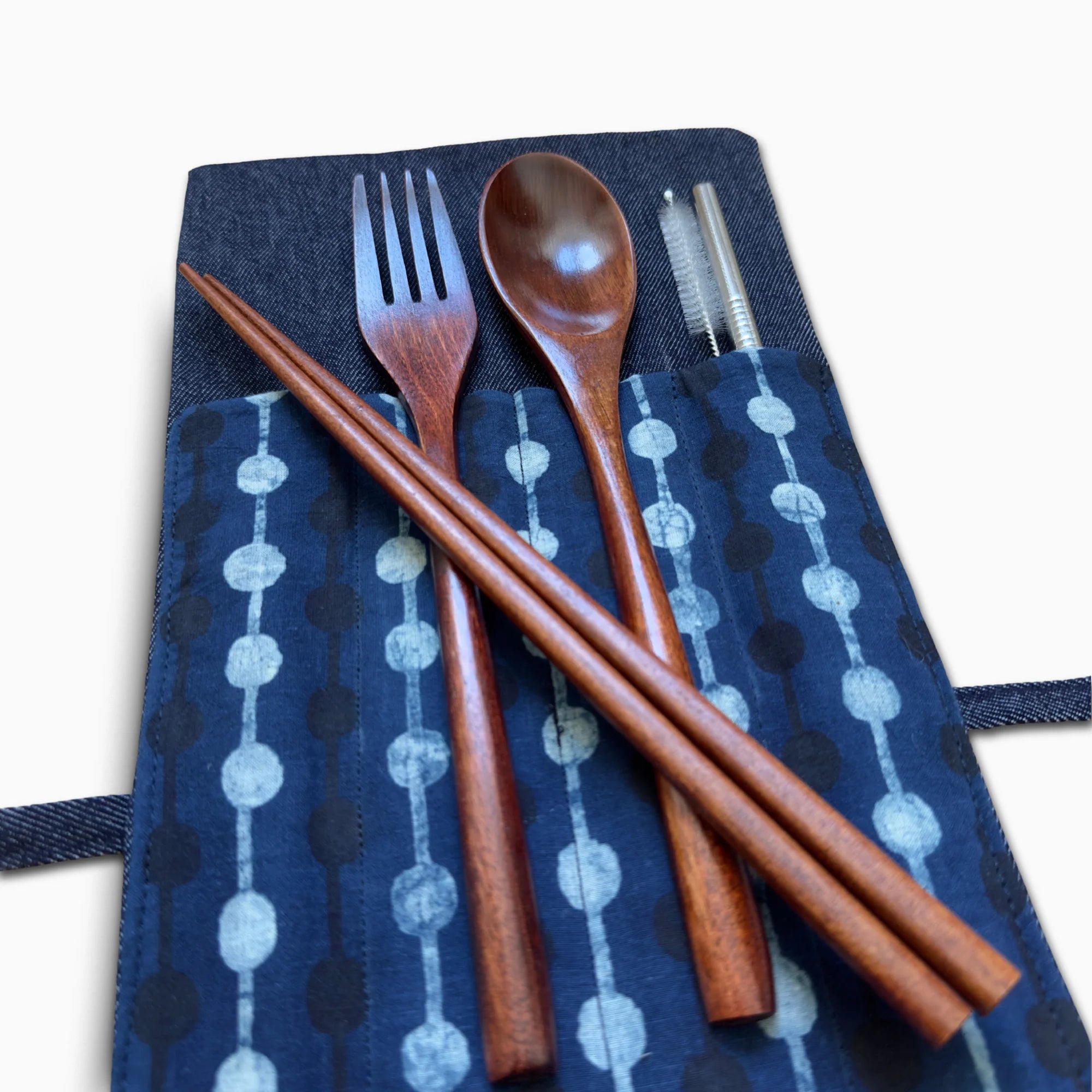 Porte-couverts de voyage zéro déchet en tissu batik bleu – vue ouverte avec couverts en bois et paille inox