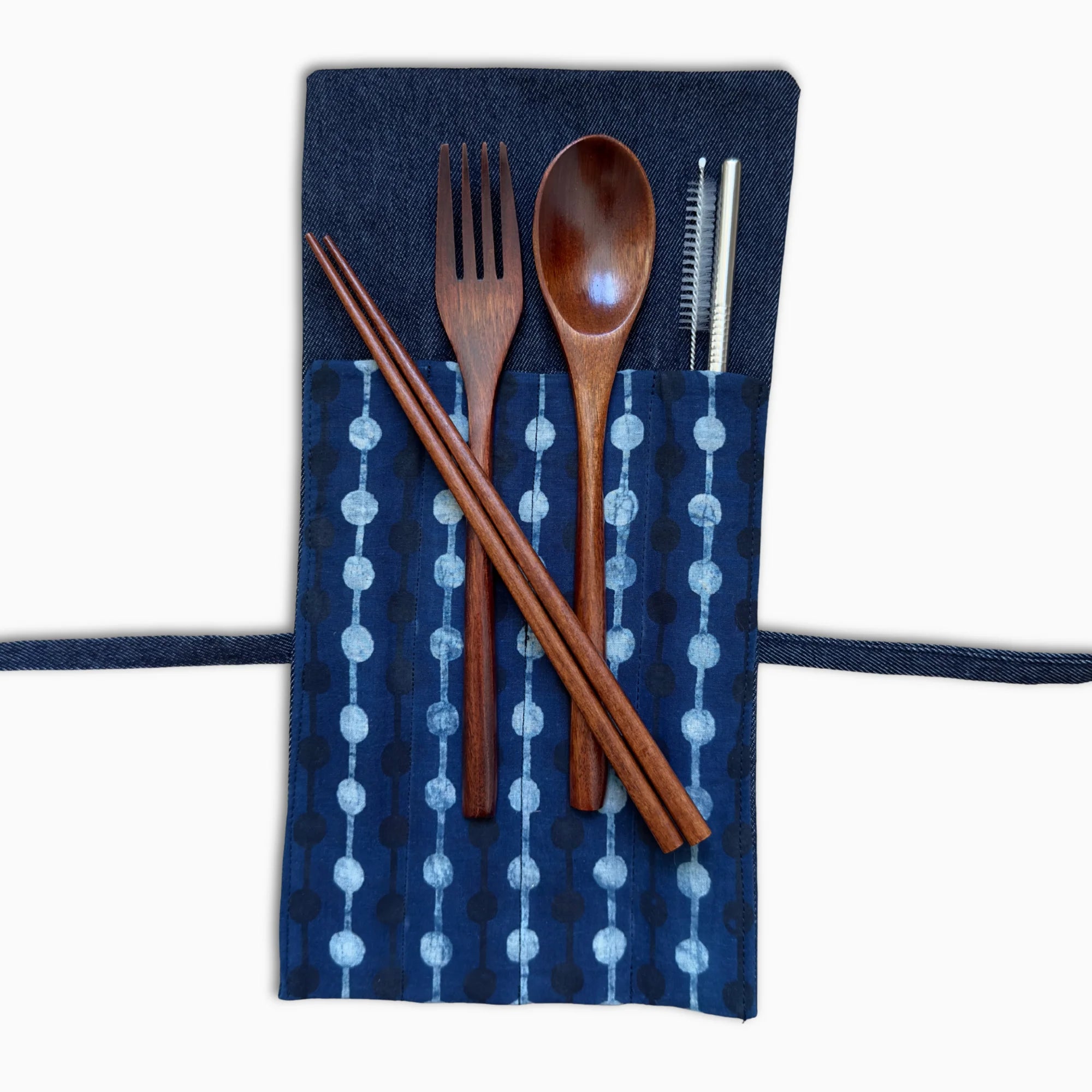 Porte-couverts réutilisable en batik bleu – pochette ouverte avec baguettes, cuillère, fourchette et paille