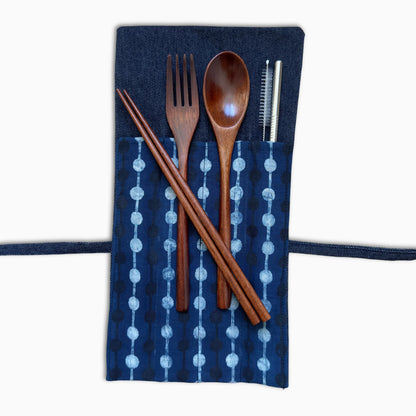 Porte-couverts réutilisable en batik bleu – pochette ouverte avec baguettes, cuillère, fourchette et paille