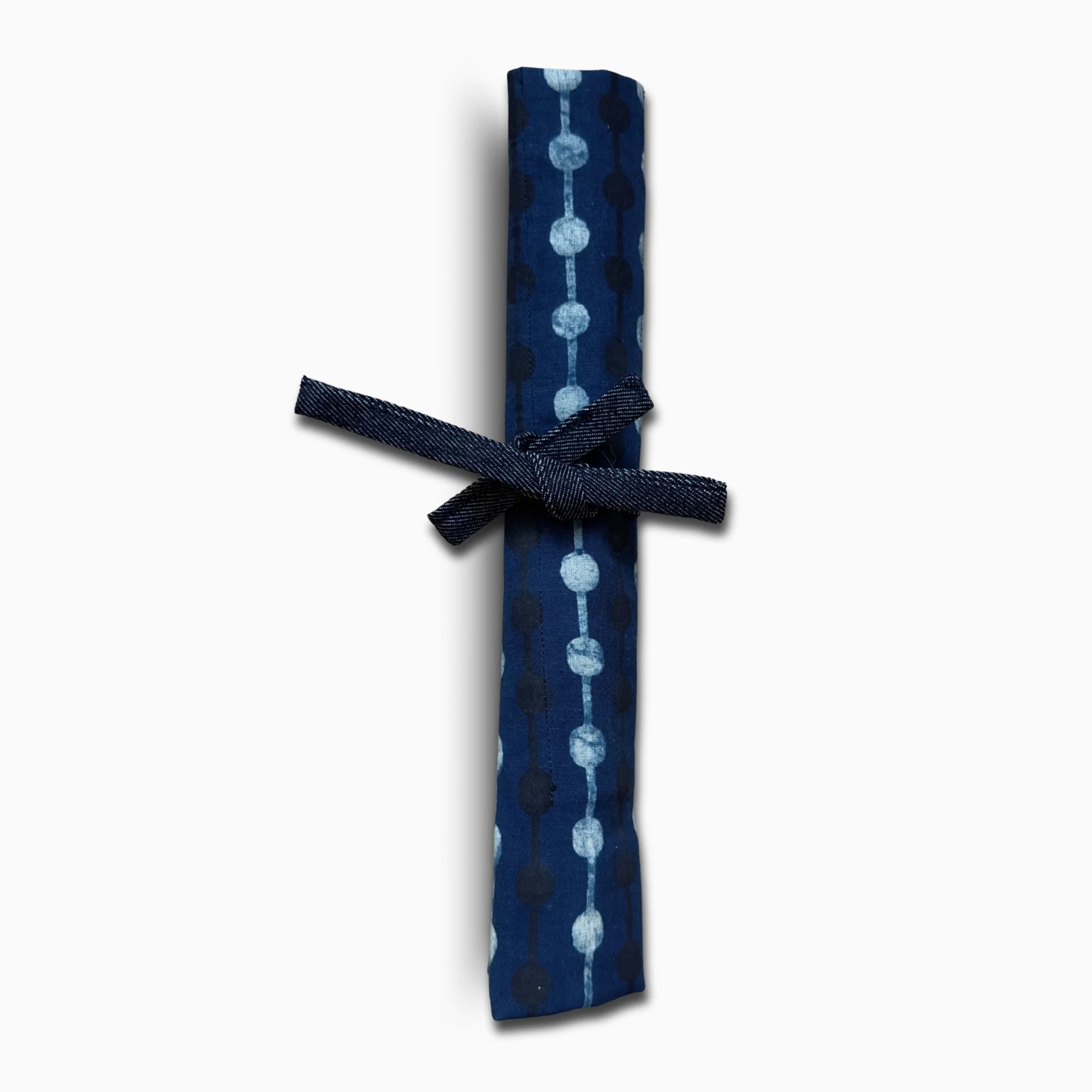Porte-couverts de voyage compact – tissu batik bleu – version roulée et nouée avec cordon