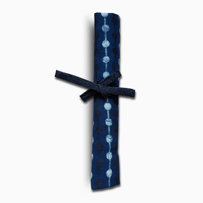 Porte-couverts de voyage compact – tissu batik bleu – version roulée et nouée avec cordon