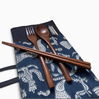 Porte-couverts de voyage zéro déchet en tissu indigo à motifs oiseaux – vue ouverte avec couverts en bois et paille inox