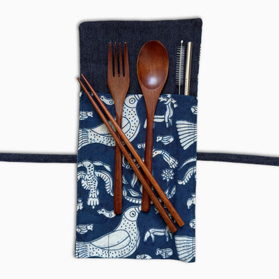Porte-couverts artisanal indigo à oiseaux – pochette ouverte avec baguettes, cuillère, fourchette et paille
