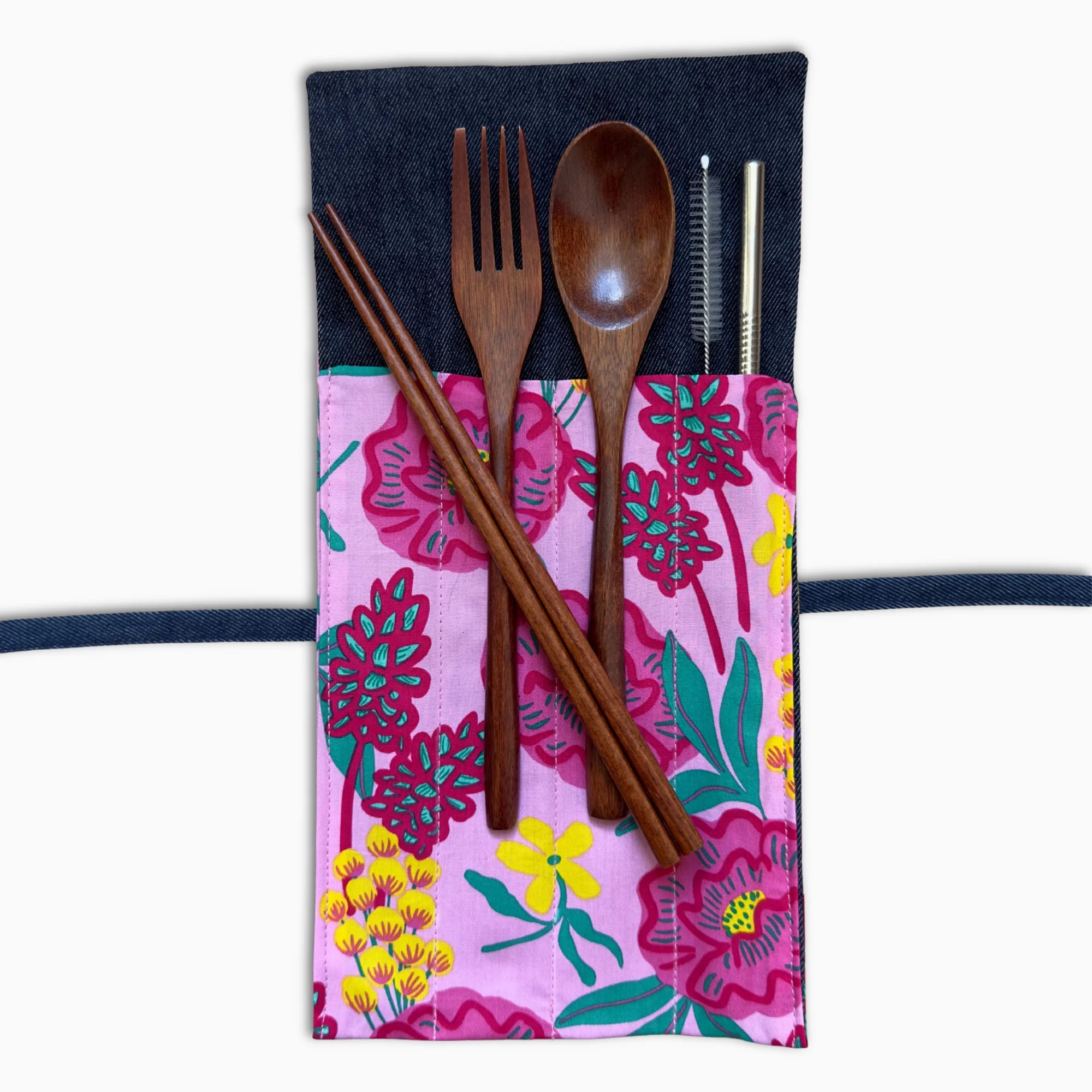 Porte-couverts réutilisable Maharani – tissu fleuri artisanal – pochette ouverte avec baguettes, cuillère, fourchette et paille inox