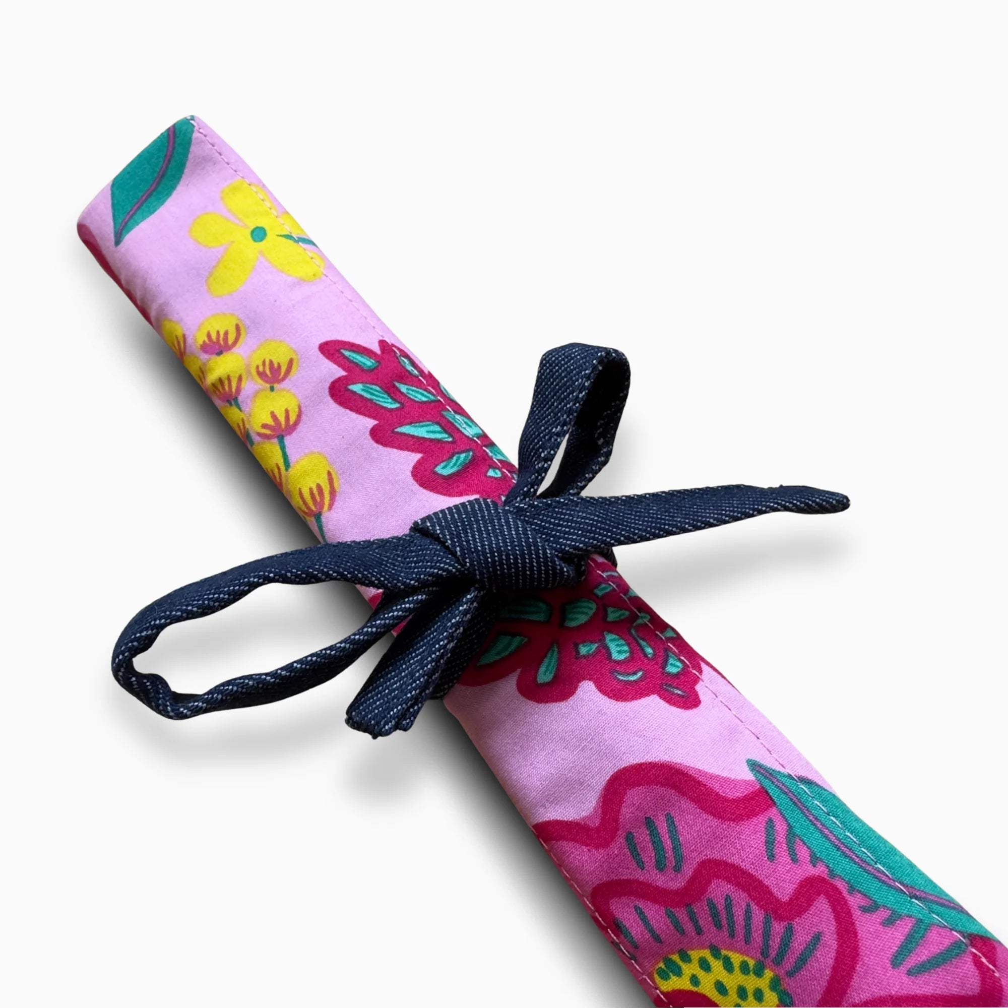 Détail du porte-couverts de voyage Maharani – tissu rose à fleurs – version roulée et nouée