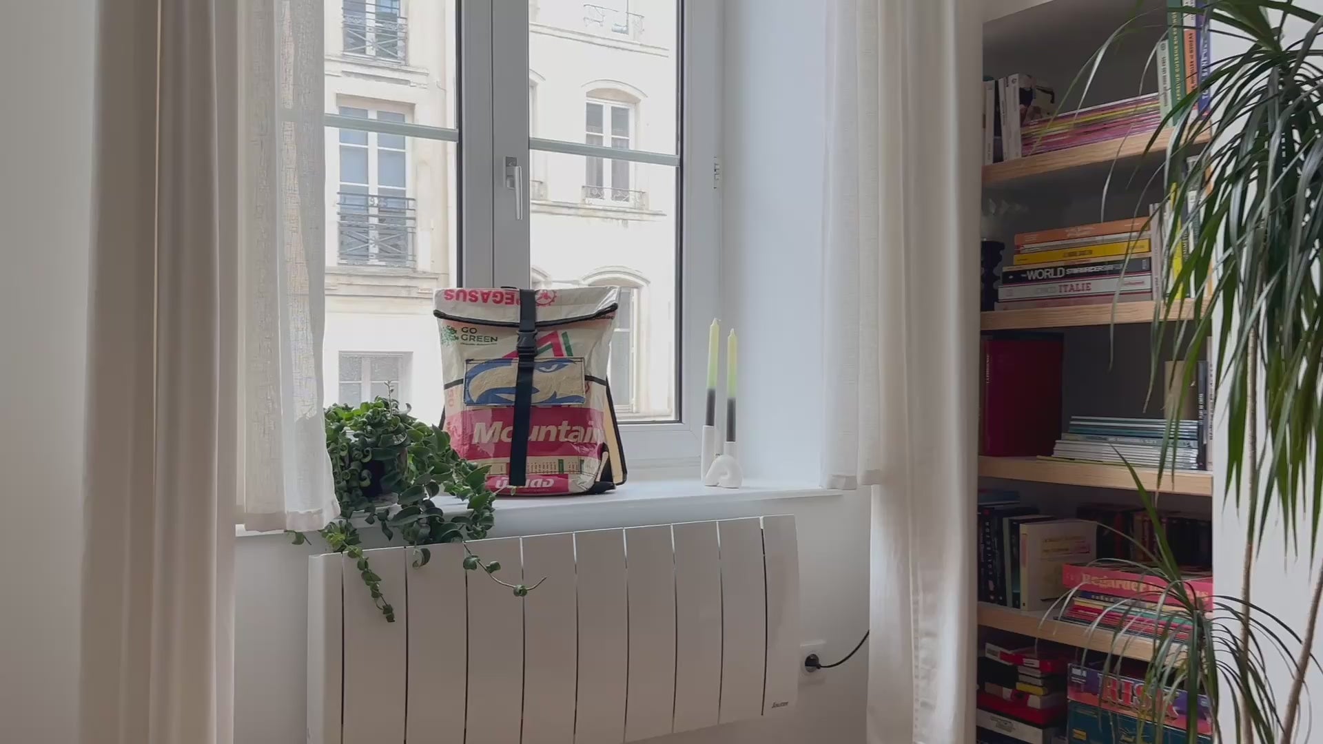 Cargar video: idéo de présentation d’un sac à dos upcyclé Artivago, confectionné à partir de sacs de ciment recyclés. Sac durable, artisanal, pratique et écoresponsable, idéal pour le quotidien et le voyage.