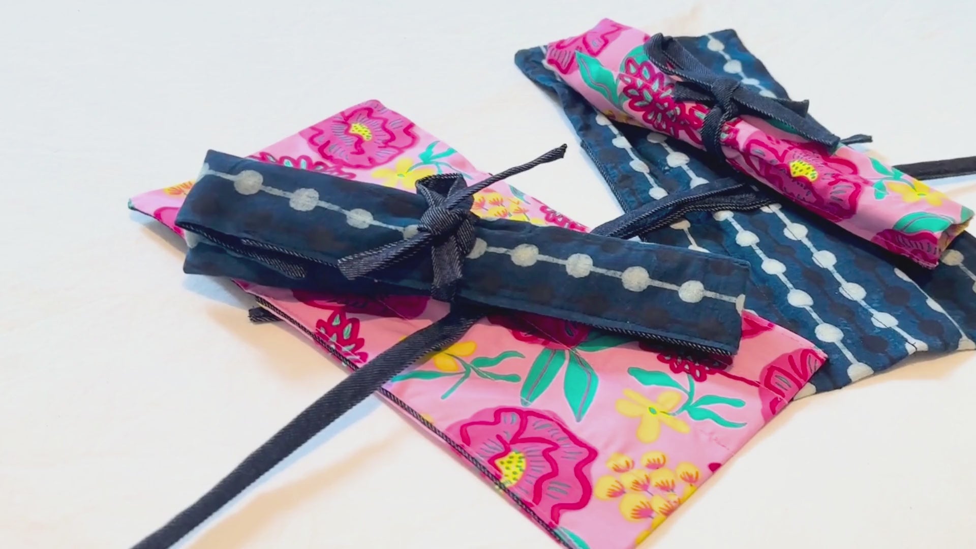 Charger la vidéo: Vidéo de présentation des porte-couverts de voyage zéro déchet Artivago, confectionnés en tissus chinés et denim brut. Modèles artisanaux, compacts et fabriqués en France, avec couverts en bois et paille inox.
